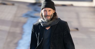 Кіану Рівз з'явився на знімальному майданчику з крилами ангела (відео)