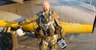 Бьет оккупантов за двоих: пилот Су-25 рассказал, как его сбила ракета РФ и самую большую потерю в жизни