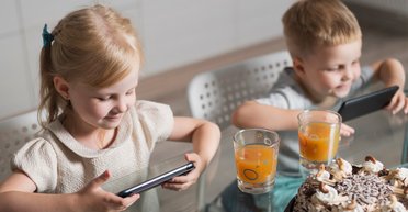 Приберіть дітей від екранів: лише година з планшетом може нашкодити дитині