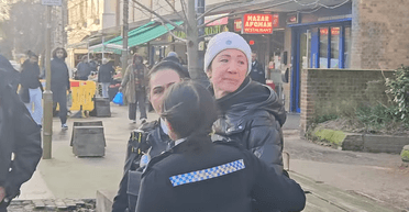 Неймовірний інцидент: жінку покарали арештом і штрафом за звичайне заняття у місті (відео)