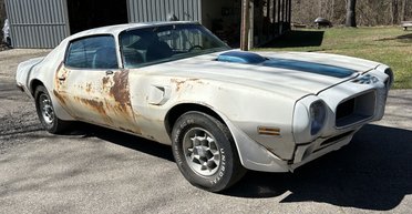 Знаменитый американский спорткар 70-х обнаружен брошенным в старом гараже (фото)