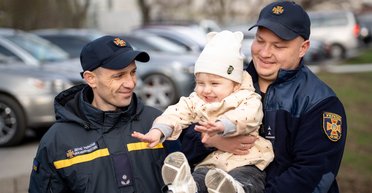 В Одессе спасатели проведали двухлетнюю Каролину: история девочки растрогала Украину (фото)