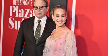 58-річна Сара Джессіка Паркер в ефектних образах дебютувала на театральній сцені