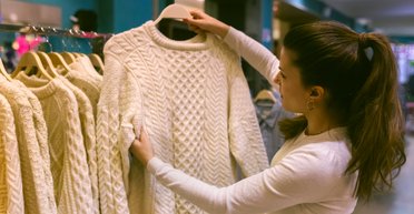 "Це було так смішно": жінка не може повірити в те, що чоловік робить з її одягом (відео)