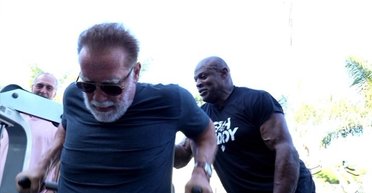 Легенди бодибілдингу: Шварценеггер потягав залізо в компанії Ронні Коулмана (відео)