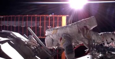 Китайские астронавты застряли на орбите Земли: их корабль столкнулся с космическим мусором