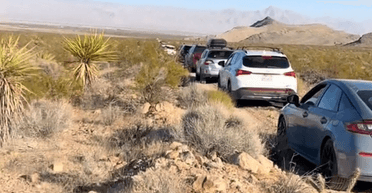 Поїхали коротким шляхом: туристи застрягли в пустелі, довірившись Google Maps (відео)