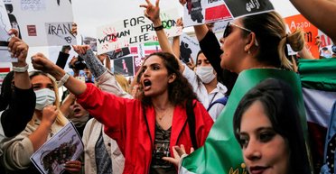 Жінка життя, свобода. Чому диктатори бояться дівчат