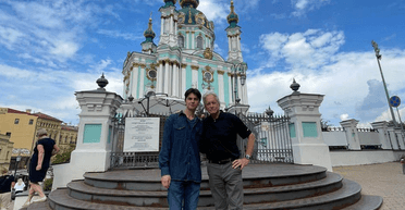 Майкл Дуглас позував на тлі Андріївської церкви в Києві (фото)