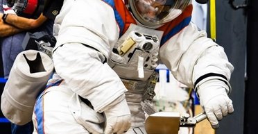 Політ на Місяць: який скафандр носитимуть астронавти під час майбутніх місій NASA (фото)