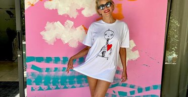 В футболке и без штанов: Шэрон Стоун позировала перед одной из своих картин