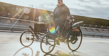 130-летний эксклюзив: первое серийное авто в мире выехало на гоночный трек (фото)