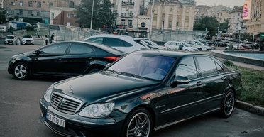 В Киеве заметили редкий заряженный седан Mercedes 2000-х на 500 сил (фото)