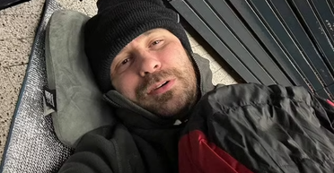 Бывший кокаиновый наркоман собрал 92 тысячи евро, пока спал посреди города (фото)