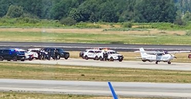 Кружил в небе, распугивая пилотов: в Канаде неизвестный угнал самолет (видео)