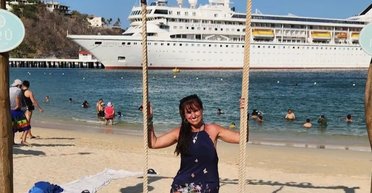 Женщина уволилась с работы и отправилась в непрерывный круиз: как она живет на корабле (фото)