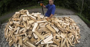 "Лучше готовиться к худшему": губернатор Белгородщины запасается дровами и буржуйками (видео)