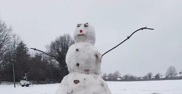 Снеговик возле спортивного клуба испугал бабушку с дедушкой: что шокировало супругов (фото)