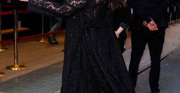 Мала ідеальний вигляд: Ешлі Грем у мереживному вбранні відвідала мюзикл "Кабаре" на Бродвеї (фото)