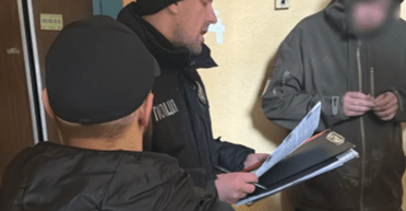 Полицейские задержали на взятке работника ТЦК: в военкомате сообщили, что он совершил СЗЧ