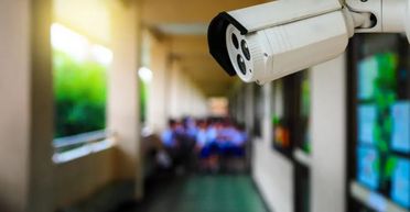 Тато пішов вкладати дитину спати, але не знав, що мама все бачить на прихованій камері