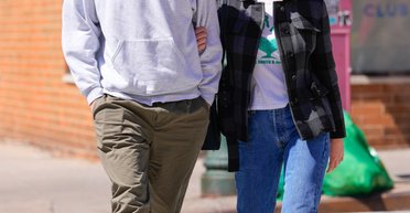 Дженнифер Лоуренс с мужем выбрали парные образы для прогулки (фото)