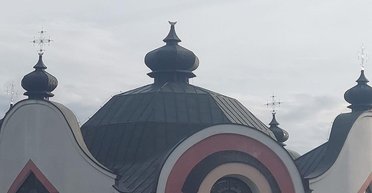 "Зрізали хрест": у Польщі невідомі осквернили українську Греко-Католицьку церкву