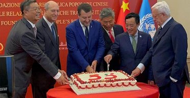 "Ви тільки говорите про війну": в Італії розгорівся скандал через рукостискання віцепрем'єра з послом РФ