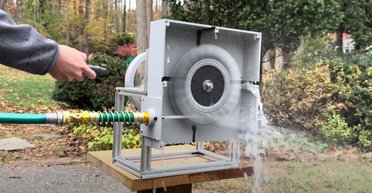 Замість сонця і вітру: незвичайні генератори електроенергії, що працюють на воді (відео)