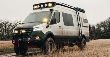 Mercedes Sprinter превратили в дорогой дом на колесах для самых суровых условий (фото)
