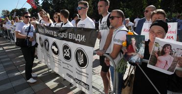 Найти убийцу дочери и "выключить российское". Что требовали активисты у новых депутатов