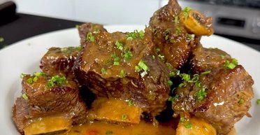 Яловичі реберця з яблуками на сковороді: рецепт дивовижної страви