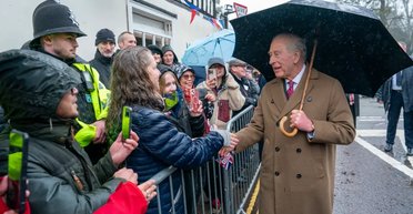 В Британии протестующий крикнул королю Чарльзу вопрос об экс-британце Эндрю: его задержала полиция (фото)