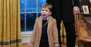 Отвлекал Трампа от указов: Илон Маск привел своего сына Х в Овальный кабинет