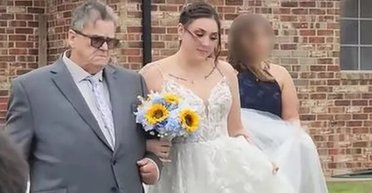 Повзала на четвереньках: жінка в костюмі кішки ледь не зірвала весілля (фото)