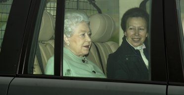 Принцеса Анна зʼявилася на публіці в пальті королеви Єлизавети ІІ (фото, відео)