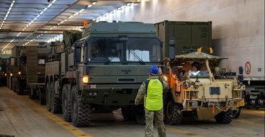 У машин есть уши: военным запрещают обсуждать в авто секретную информацию из-за китайских шпионов