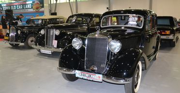 В Киеве открылась масштабная выставка старинных авто (фото)