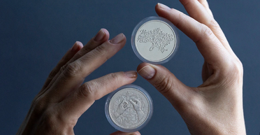 НБУ выпустил памятную монету "Страна супергероев", которую посвятил волонтерам (фото)