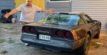 Легенда среди гаражей: в Украине в селе обнаружили заброшенный Chevrolet Corvette 80-х (видео)
