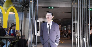 Кириллица и Макдональдс. Чем удивила мужская Неделя моды SS 2020 в Париже