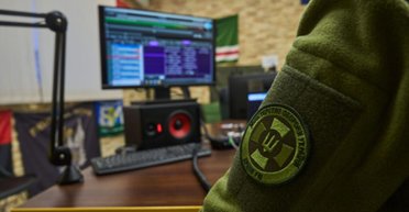 В центре Киева произошел взрыв в студии радио "Армія FM": ведущая ранена (фото)