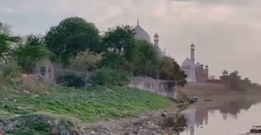 Непривлекательный рай: туристы обнаружили кучи мусора вблизи одного из чудес света (видео)