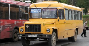 Дорога в один кінець: війська РФ залучили автобус для штурму позицій ЗСУ (відео)