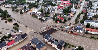 В Польше под воду после прорыва дамбы ушел город: Туск планирует объявить состояние стихийного бедствия (видео)