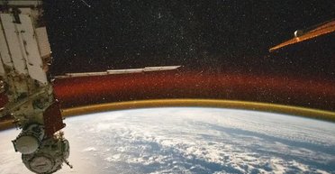 Земля в золоті. Астронавти МКС зробили зображення світіння атмосфери: що це (фото)