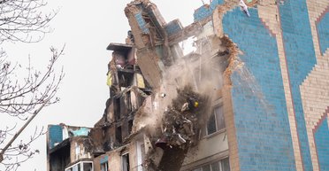 У Тернополі зносять будинок, у який влучила російська ракета (фото)