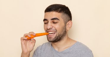 Девушка жалуется на диету мужа, который ежедневно ест морковь по неожиданной причине (видео)