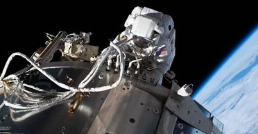 Обман в космосе: пожилая женщина перечислила тысячи долларов "астронавту" на "кислород"