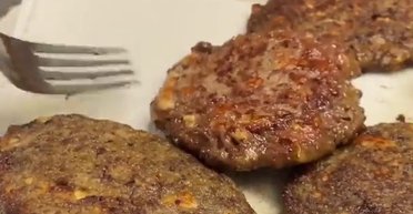 Печінкові оладки з плавленим сиром: як приготувати ситну та соковиту страву